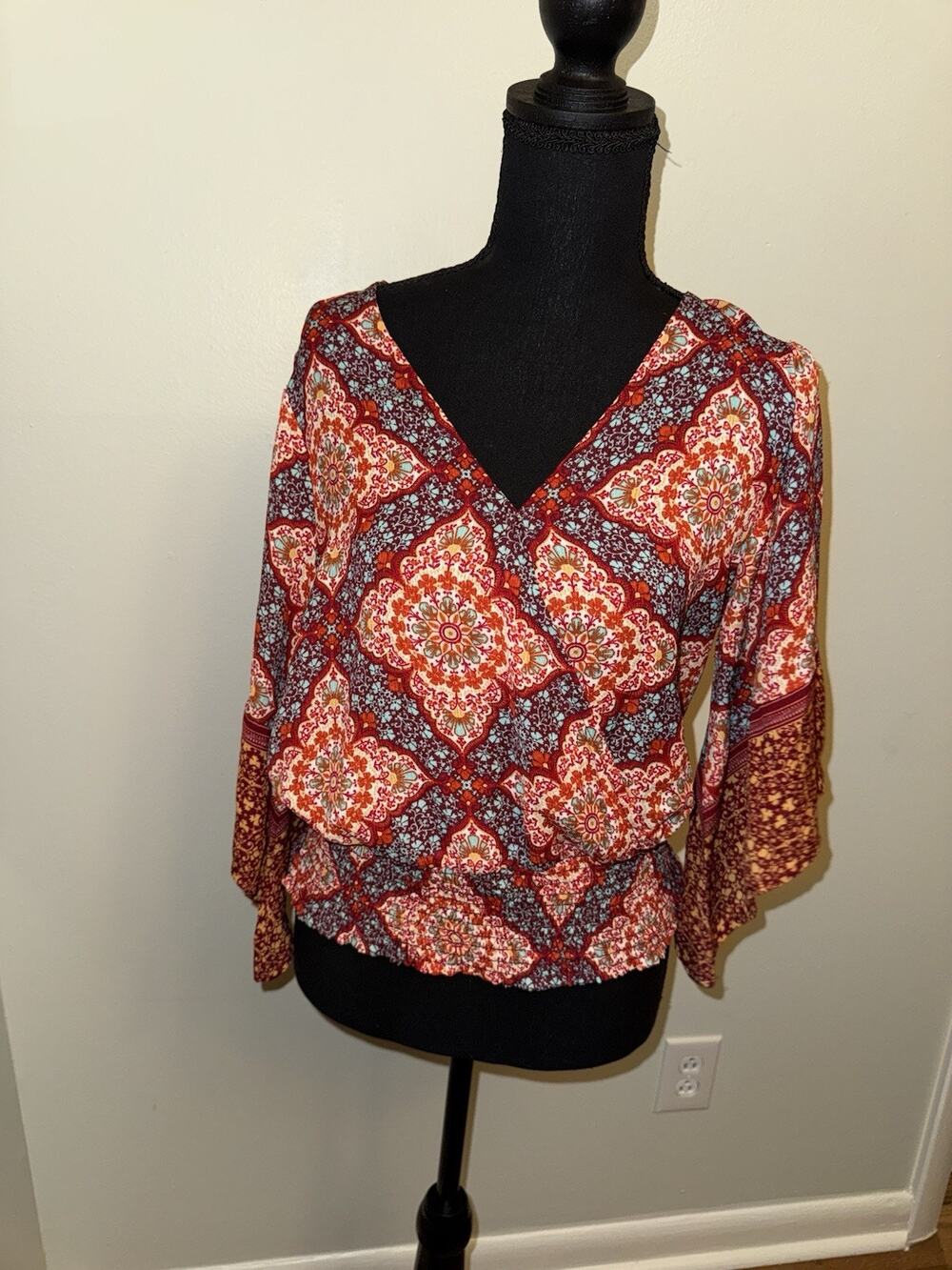 Twine & String Woman’s Cropped Red Blue Floral Smocked Surplice Boho Top Medium - Picture 1 of 5